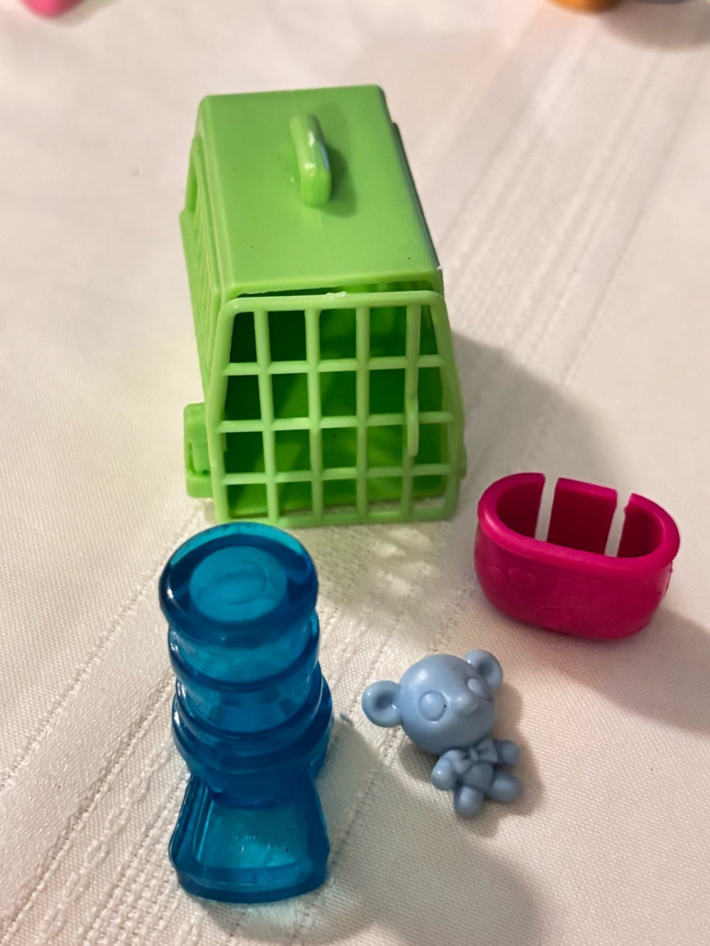 Barbie Green Pet Carrier Playset with Blue Water Dispenser and Pink Bowl